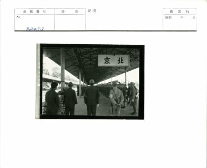 火车站台士兵列队场景.jpg