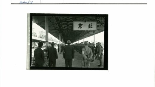 火车站台士兵列队场景.jpg