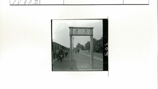 火车站台标志与列车.jpg
