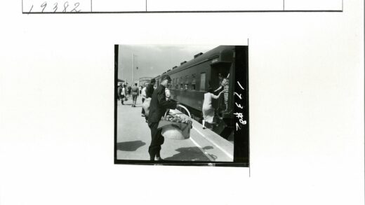 火车站台男子与货物篮.jpg