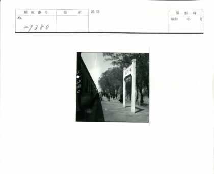 火车站台行人树木路标景观.jpg