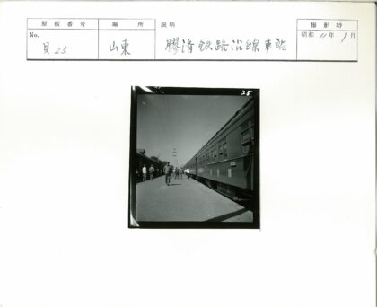 火车站台行人行走旧照.jpg