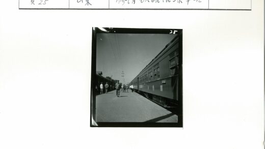 火车站台行人行走旧照.jpg