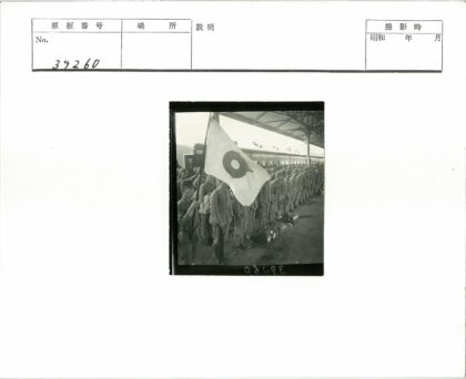 火车站士兵列队举旗.jpg