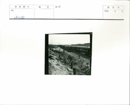 火车站岩石地带蒸汽机车工作场景.jpg