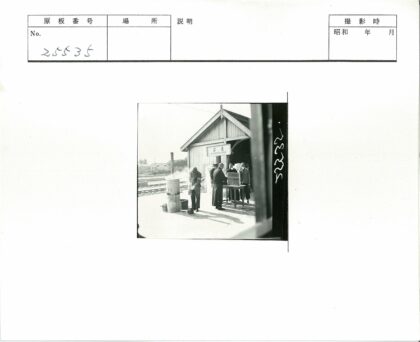 火车站康创木屋前人群聚集.jpg