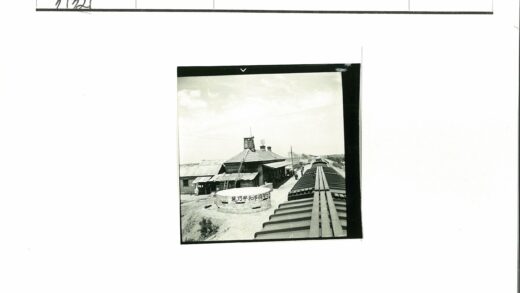 火车站旁的长火车与圆形建筑.jpg