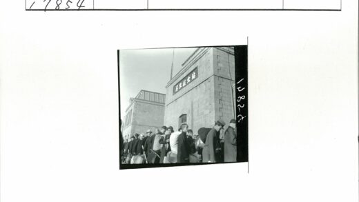 火车站旅客排队候车.jpg