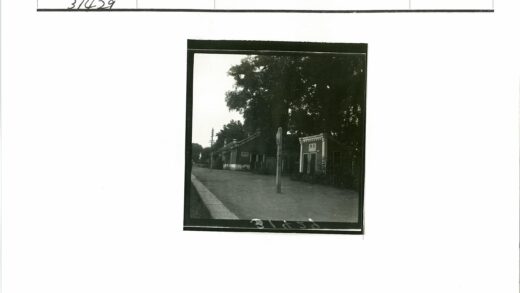 火车站月台与建筑树木景色.jpg