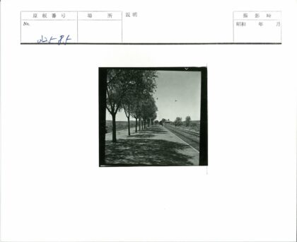 火车站月台与远方轨道风景.jpg