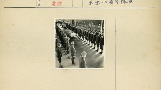火车站月台列队仪式历史场景.jpg