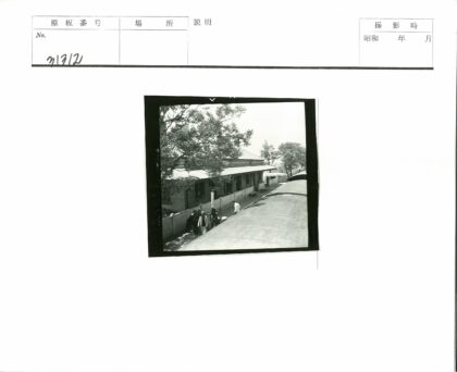 火车站月台旁的建筑与绿树.jpg