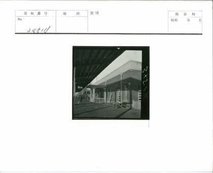 火车站月台砖砌建筑马车行人.jpg