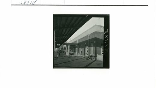 火车站月台砖砌建筑马车行人.jpg