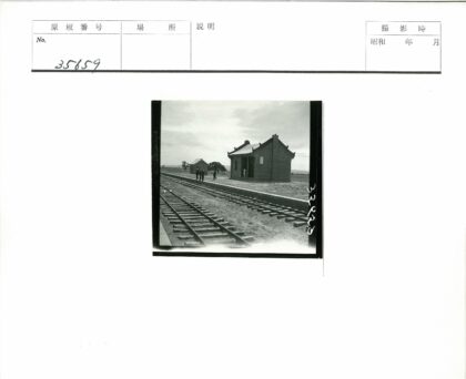 火车站站台与三人景象.jpg