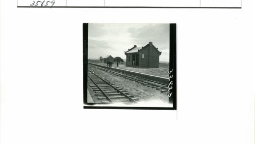 火车站站台与三人景象.jpg