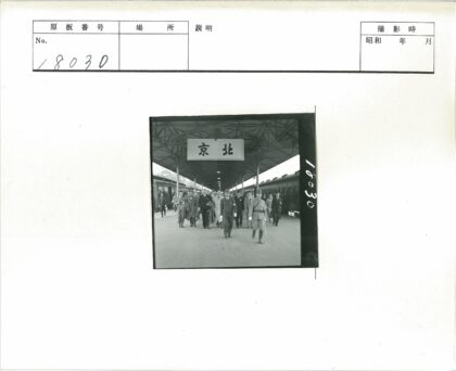 火车站站台与列车老场景.jpg
