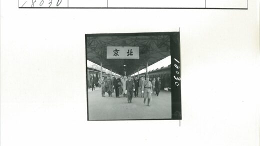 火车站站台与列车老场景.jpg