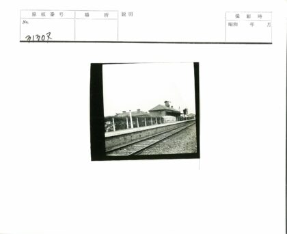 火车站站台与建筑景观.jpg