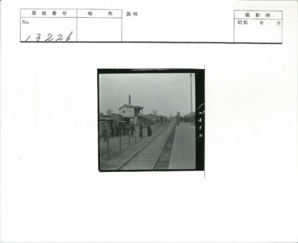 火车站站台与教堂建筑景观.jpg