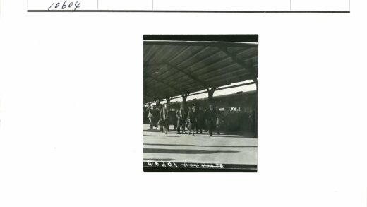 火车站站台与火车背景人群.jpg