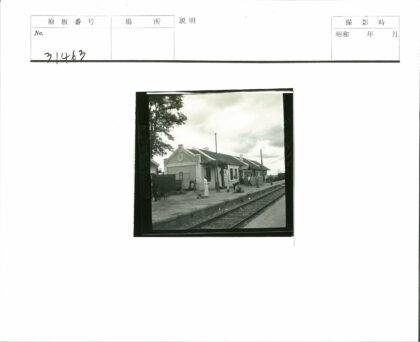 火车站站台与瓦片屋顶建筑.jpg