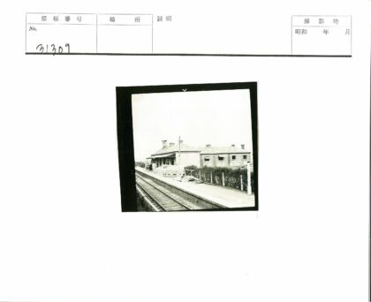 火车站站台与砖房建筑景观.jpg