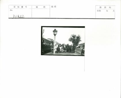 火车站站台人群与车厢场景.jpg