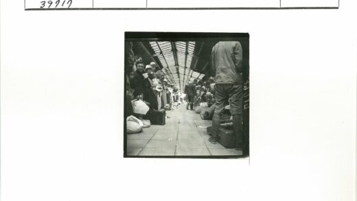 火车站站台人群与金属玻璃屋顶.jpg
