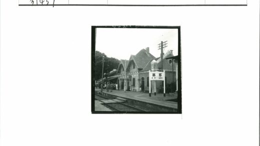 火车站站台人群山墙屋顶汉字标志.jpg