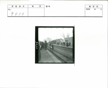 火车站站台孩童奔跑铁轨场景.jpg