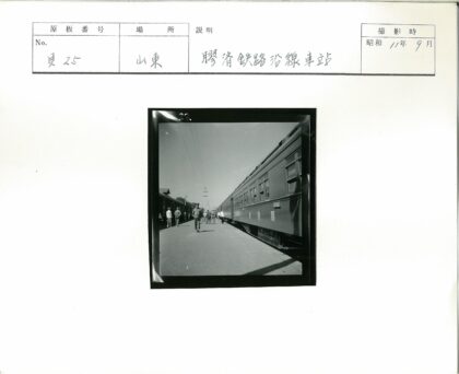 火车站站台行人火车晴朗天空电线.jpg