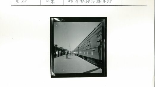火车站站台行人火车晴朗天空电线.jpg