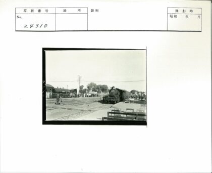 火车站蒸汽机车与人群历史场景.jpg