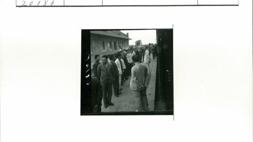 火车站西装与传统服装男士排队.jpg
