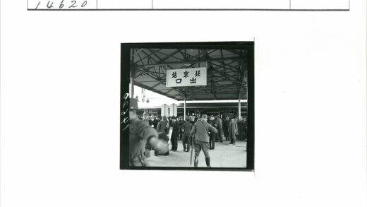 火车站金属屋顶下警察执勤.jpg