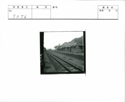 火车站铁路轨道与站台人群.jpg