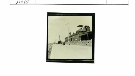 火车站铁轨与拱门建筑.jpg