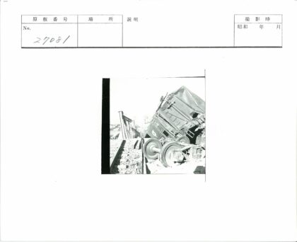 火车脱轨事故现场残骸.jpg