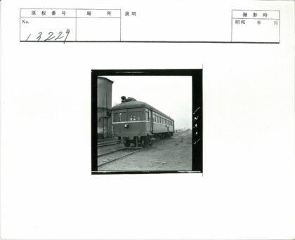 火车行驶在铁轨旁建筑边.jpg