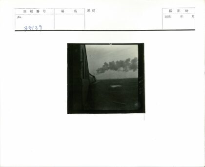 火车行驶铁轨旁池塘浓烟天空.jpg