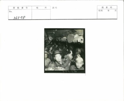 火车车厢拥挤人潮.jpg