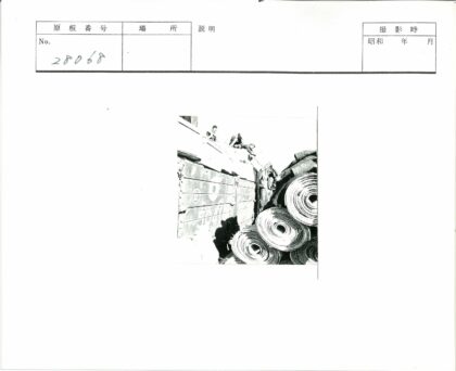 火车车厢旁材料堆与人.jpg