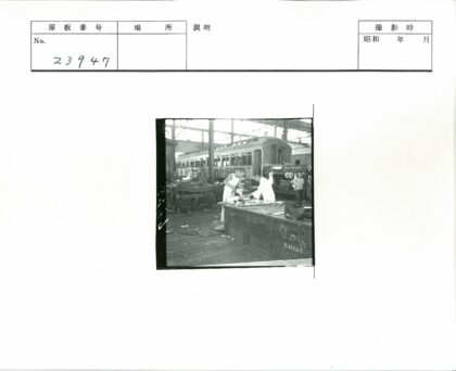 火车车间工人检修车厢工作照.jpg
