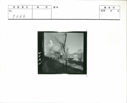 火车转弯轨道小山晴朗天空.jpg