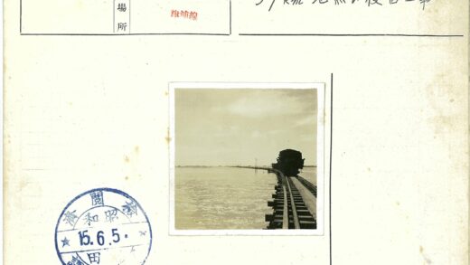 火车过水域铁路桥.jpg