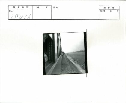 火车驶过田野与电线杆.jpg