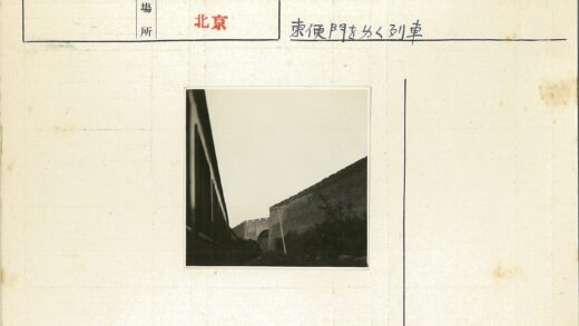 火车驶过绿植石墙大门.jpg