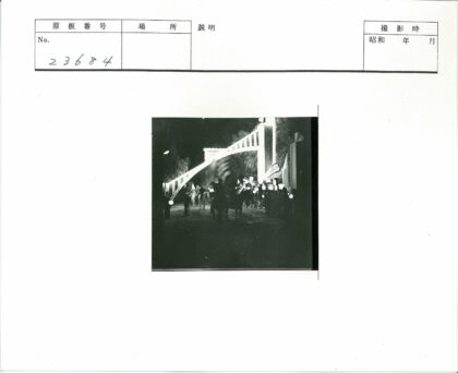 灯光拱门下骑马游行夜景.jpg