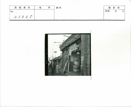 灯笼装饰的街道商店入口.jpg